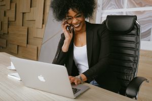 Mercado de trabalho: entenda como pessoas com mais de 40 anos podem construir uma carreira profissional e entrar